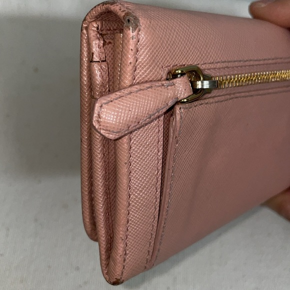 Authentic PRADA Milano pink long wallet saffiano leather with gold details. - Picture 5 of 13
